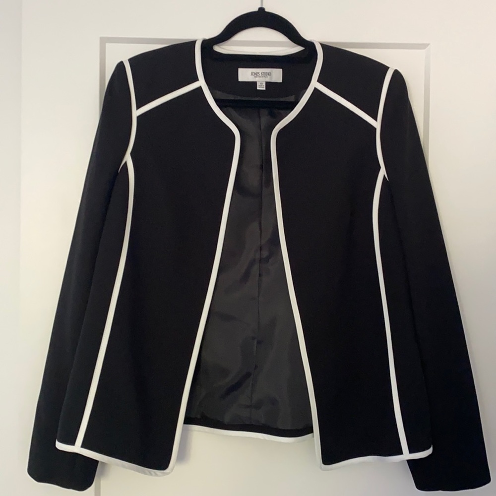 💥Jones studio Black and White blazer💥